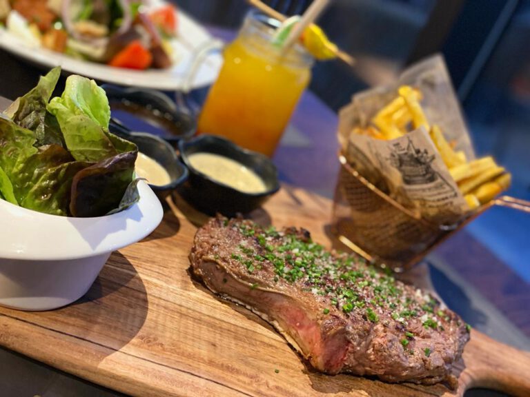 Pièce de viande grillée sur planche